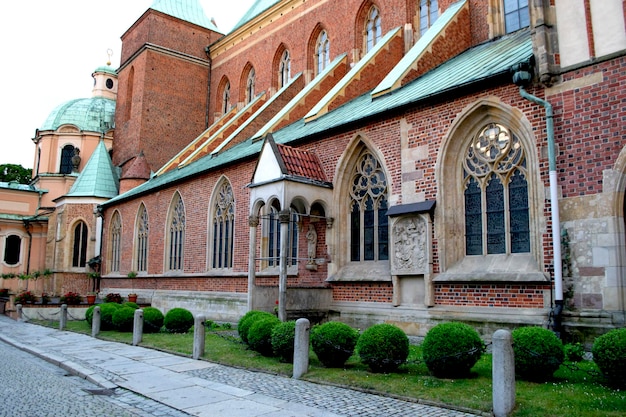 Antichi edifici su Ostrow Tumski di giorno a Wroclaw. Foto di alta qualità