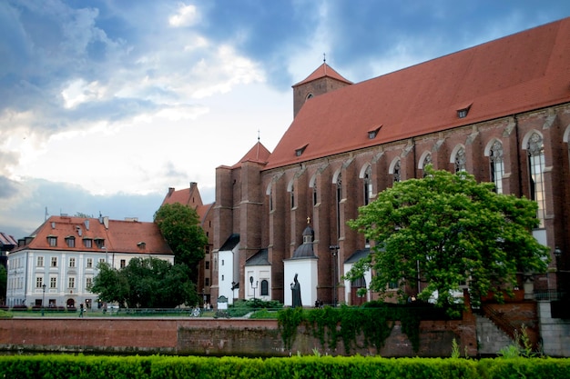 Antichi edifici su Ostrow Tumski di giorno a Wroclaw