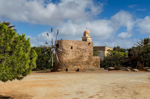 Antichi mulini a vento in pietra Lassithi isola di Creta Grecia