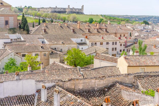 Antichi tetti di tegole di Chinchon, Madrid, Spagna. Vista dal lato superiore della piazza principale nella storica cittadina di Chinchon, vicino a Madrid