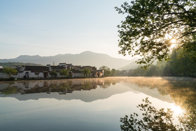 Antichi villaggi cinesi all'alba bella hongcun al mattino presto in Cina