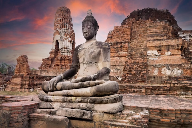 Antichità della statua del Buddha Rovina dell'immagine del Buddha Tempio di Ayutthaya Tailandia luce della sera