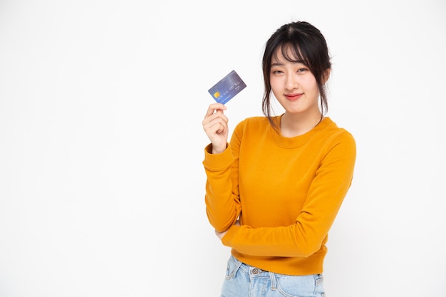 Anticipi asiatici felici della carta di credito o dei contanti della tenuta della donna