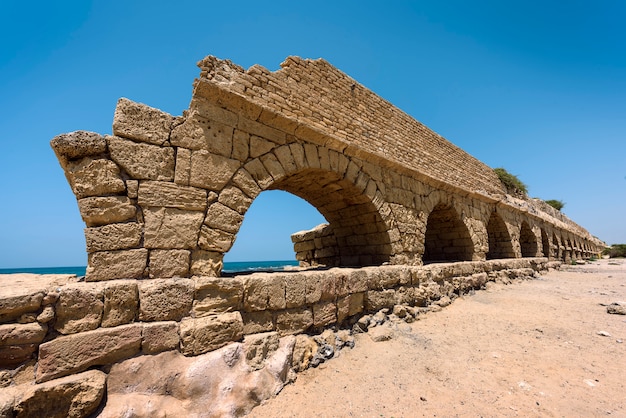 Antico acquedotto romano di Ceasarea sulla costa del Mar Mediterraneo, Israele