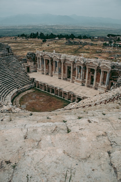 Antico anfiteatro romano di pietra a cielo aperto a Pamukkale in Turchia