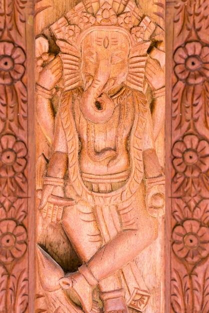 Antico bassorilievo Ganesha con motivi floreali scolpiti nel legno