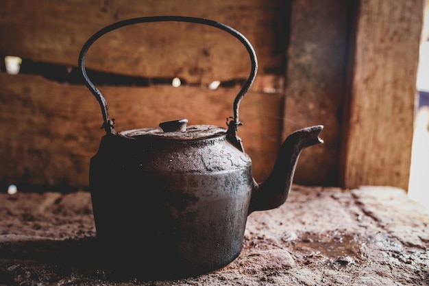 Antico bollitore in ghisa, utensile da cucina rurale