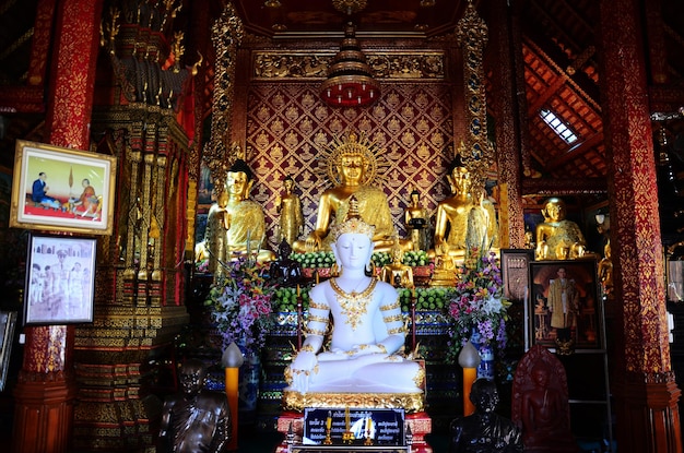 Antico Buddha nell'antico ubosot di Wat Phra Singh o tempio Phra Sing per i viaggiatori thailandesi visitano rispetto preghiera benedizione desiderio mito culto mistico il 24 febbraio 2015 a Chiang Rai Thailandia