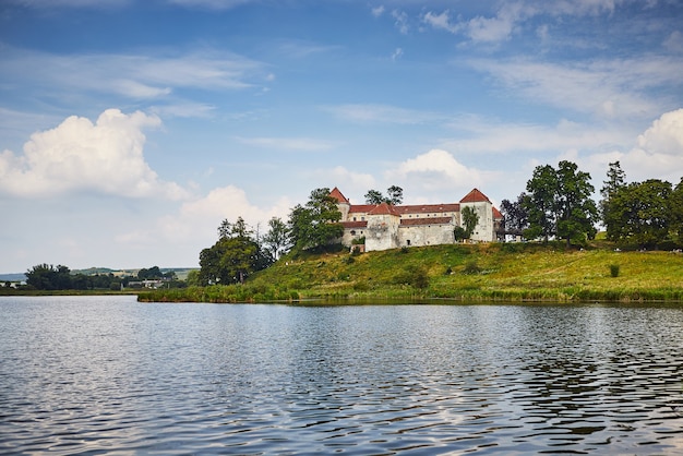 Antico castello di Svirzh con lago e alberi