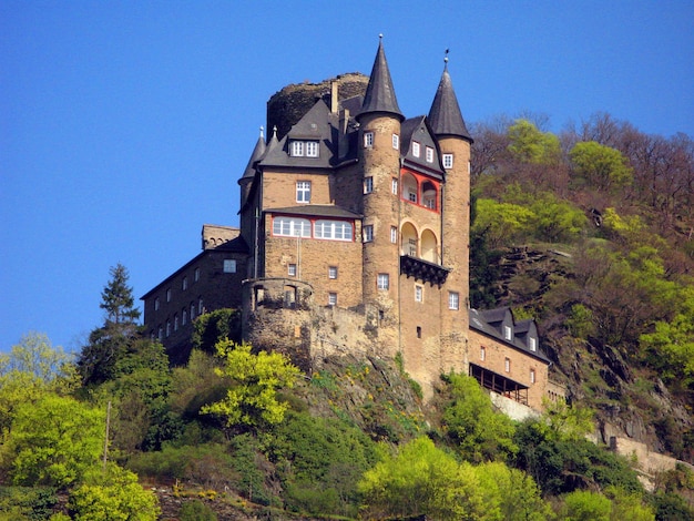 Antico castello medievale su una montagna contro un cielo blu, Germania, castelli sulle rive del Reno