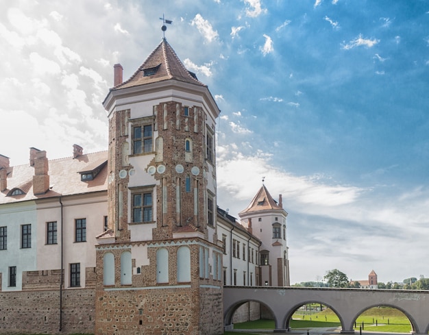 Antico castello restaurato nella città di Mir