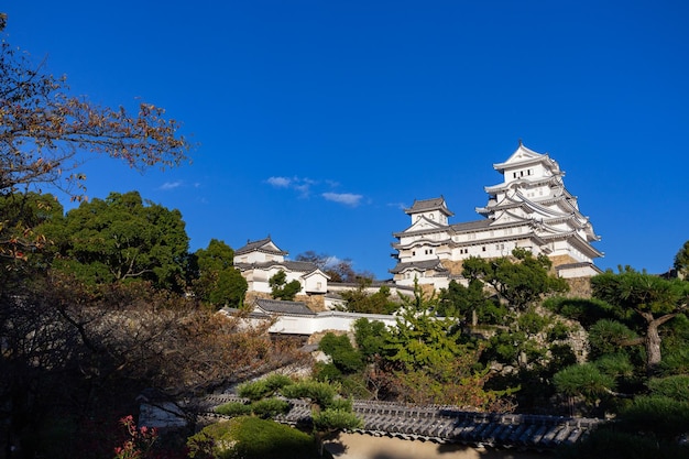 Antico Castello Samurai di Himeji con cielo nuvoloso blu. Giappone.