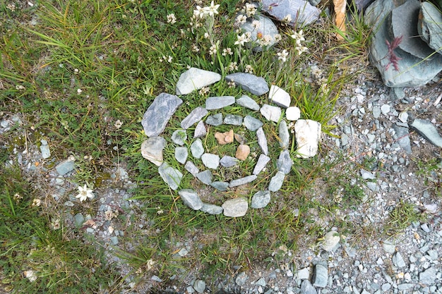 Antico cerchio di pietre nella valle di montagna