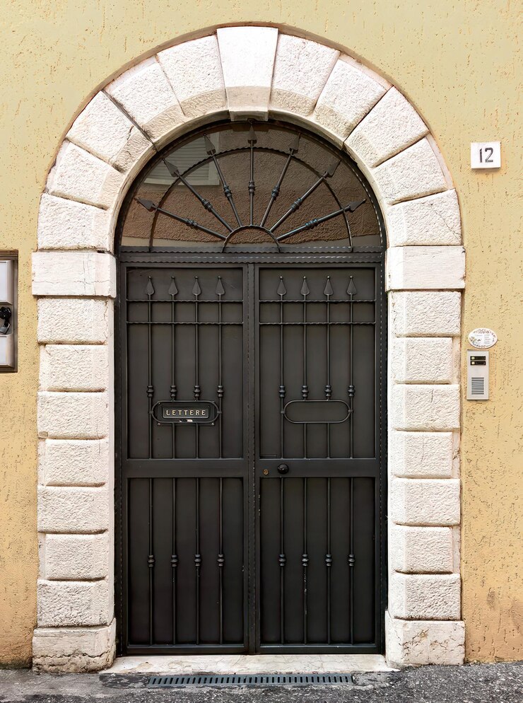 Foto antico classico con vecchio e nuovo design della porta principale