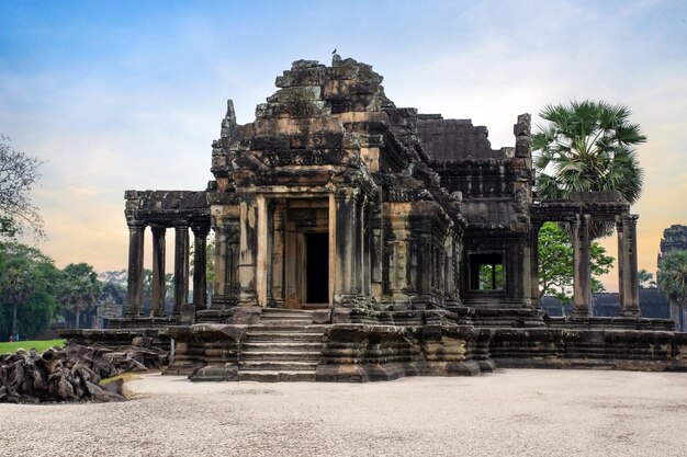 Antico complesso di templi in onore del dio Vishnu Angkor Wat in Cambogia