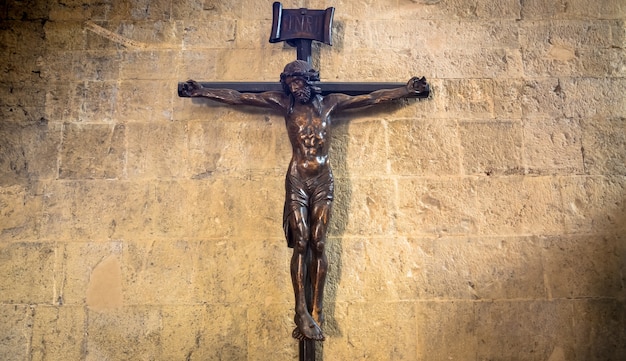 Antico crocifisso italiano, in legno, con Gesù Cristo simbolo di resurrezione e salvezza