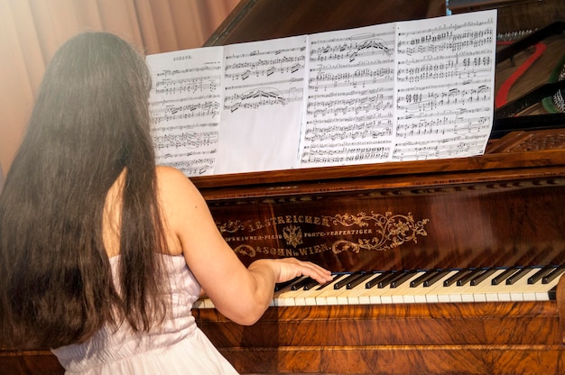 Antico e famoso pianoforte a coda per l'élite dei pianisti