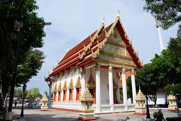 Antico edificio antico ubosot del tempio di Wat Khae per i viaggiatori tailandesi che visitano e rispettano la preghiera benedizione desiderano il santo mistero adorano la divinità dell'angelo buddha nella città di Suphanburi a Suphan Buri Thailandia