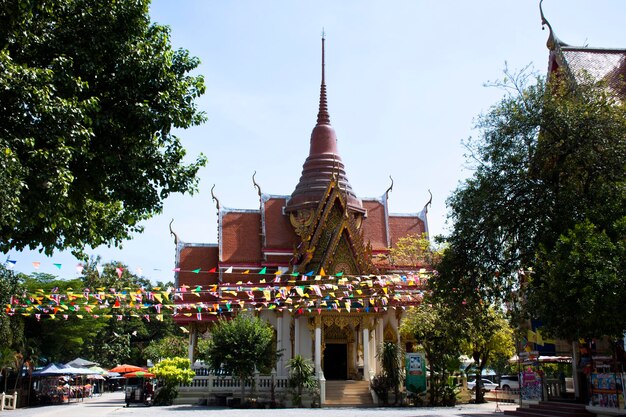 Antico edificio antico ubosot del tempio di Wat Thap Kradan per i thailandesi viaggio visita e rispetto preghiera benedizione mistico santo buddha a Song Phi Nong il 3 novembre 2022 a Suphan Buri Thailandia