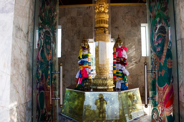 Antico edificio dell'antico santuario del pilastro della città di Suratthani per i viaggiatori tailandesi che visitano viaggi e rispettano pregando benedizione augurando il santo mistero del mito all'antica divinità culto dell'angelo a Surat Thani Thailandia