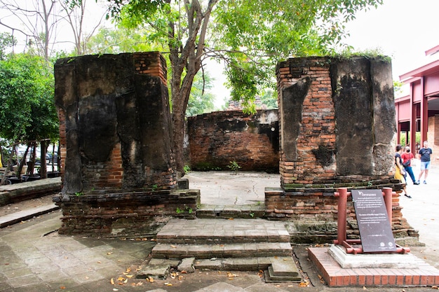 Antico edificio in mattoni antica rovina nel sito archeologico per i thailandesi viaggiatore viaggio visita rispetto pregando al tempio Wat Phu Khao Thong o Phukhao Thong il 62022 novembre ad Ayutthaya Thailandia