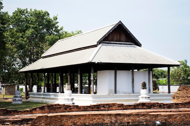 Antico edificio ubosot del tempio Wat Phra Si Rattana Mahathat per i viaggiatori tailandesi che visitano e rispettano pregando benedizione desiderano santo mistero adorare buddha nella città di Suphanburi a Suphan Buri Thailandia