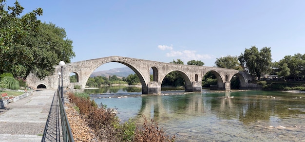 Antico famoso ponte sul fiume Arachthos Grecia Arta Epiro regione in una giornata di sole estivo