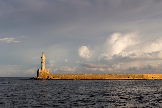 Antico faro urbano nella città di Chania all'alba Grecia isola di Creta