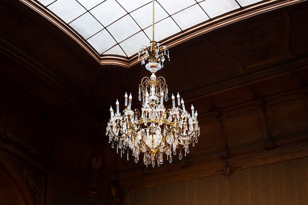 Antico lampadario nella sala della casa degli scienziati