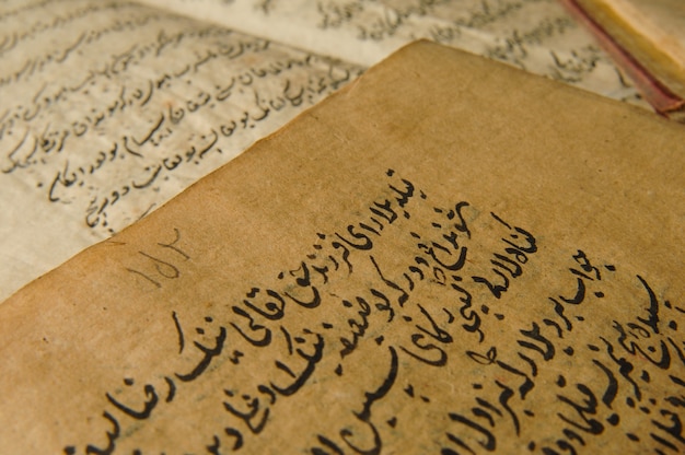 Antico libro aperto in arabo. Antichi manoscritti e testi arabi