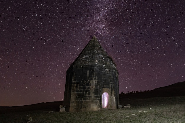 Antico mausoleo storico del XVI secolo durante la notte stellata. Distretto della città di Shemakhy, Azerbaigian