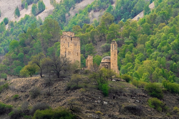 Antico monastero di pietra sulla montagna verde. Complesso commemorativo Vatan, villaggio di Sogratl in Daghestan. Russia.