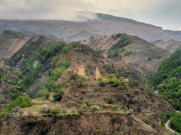 Antico monastero di pietra sulla montagna verde. Complesso commemorativo Vatan, villaggio di Sogratl in Daghestan. Russia.