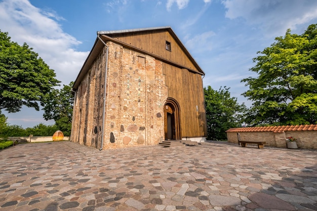 Antico monumento della chiesa ortodossa di vecchia mattoni architettura russa con consistenza di mattoni di argilla decorati con inserti di pietre colorate a forma di croci monumento Unesco