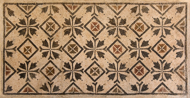 Antico mosaico romano con ornamento geometrico