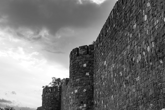 Antico muro della fortezza contro il cielo