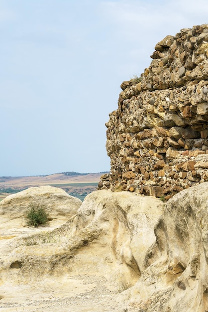 Antico muro di pietra in montagna