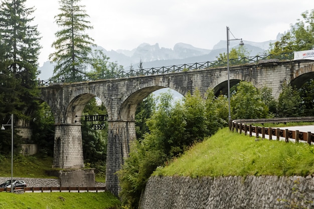 Antico ponte nelle Dolomiti