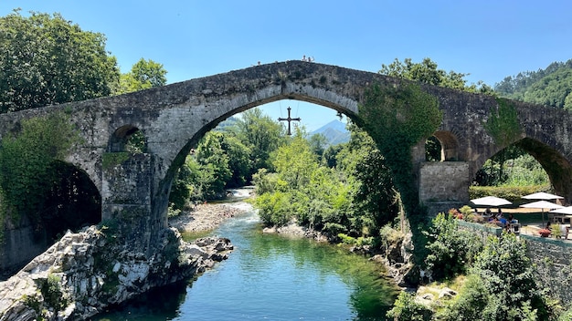 Antico ponte romano in pietra a Cangas de Onis Cangas de Onis ponte romano sul fiume Sella nelle Asturie della Spagna