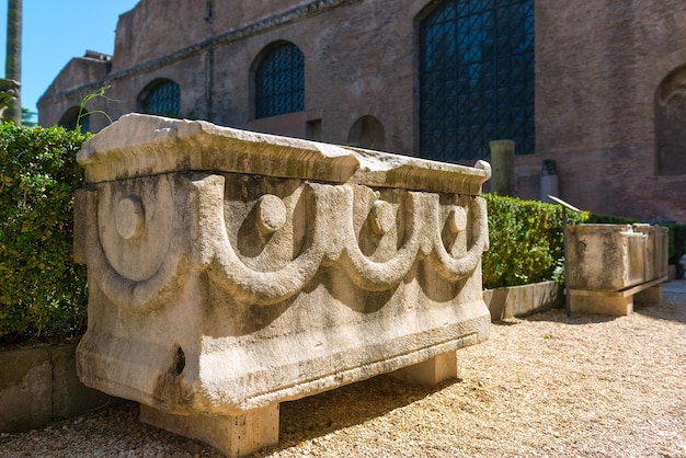 Antico sarcofago in pietra tra le rovine delle Terme di Diocleziano a Roma