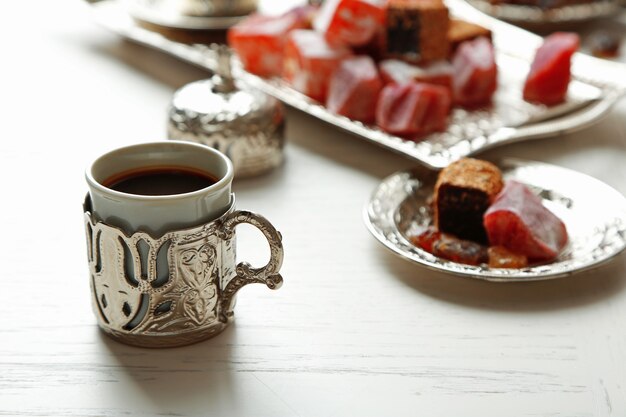 Antico set da tè con delizie turche sul primo piano del tavolo