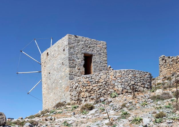 Antico storico famoso mulini a vento in pietra fatiscente in una giornata di sole Lassithi area dell'isola di Creta Grecia