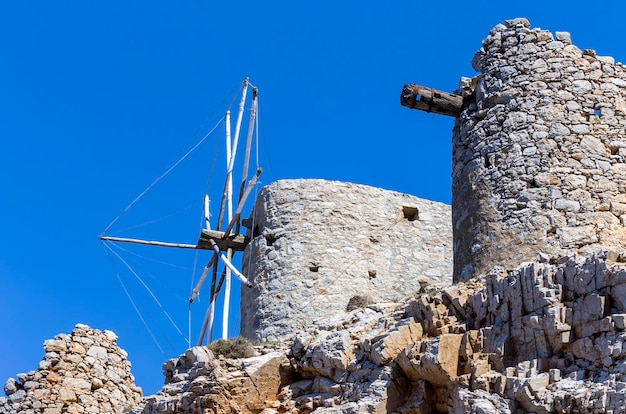 Antico storico famoso mulini a vento in pietra fatiscente in una giornata di sole Lassithi area dell'isola di Creta Grecia