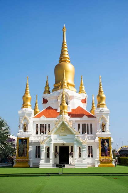 Antico stupa o antico chedi per i viaggiatori thailandesi viaggio visita rispetto preghiera benedizione desiderio mistero mito santo al tempio Wat Raikhing o Rai Khing il 42022 novembre a Nakhon Pathom Thailandia