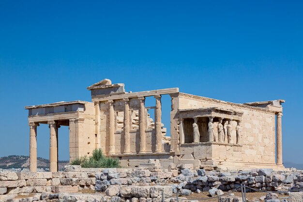 Antico tempio dell'Eretteo o dell'Eretteo con portico della cariatide sull'Acropoli di Atene Grecia Punto di riferimento famoso in tutto il mondo presso la collina dell'Acropoli