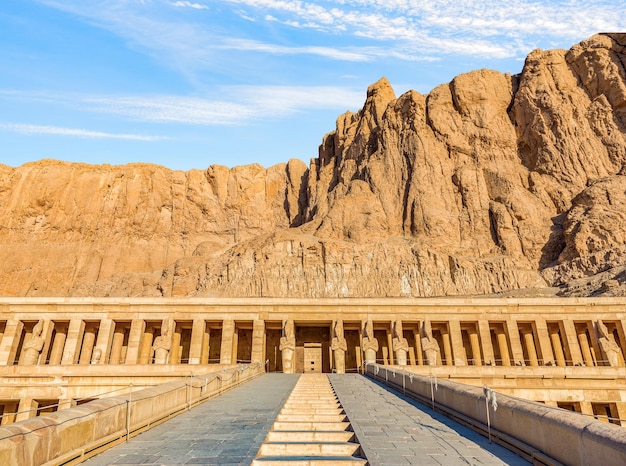 Antico tempio di Hatshepsut e cielo blu del mattino a Luxor, in Egitto