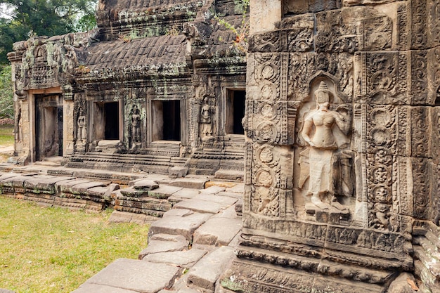 Antico tempio in rovina nel complesso del tempio di Angkor Wat, Siem Reap, Cambogia.