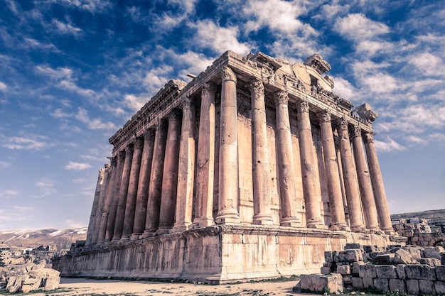 Antico tempio romano di Bacco con rovine circostanti e cielo blu sullo sfondo Bekaa Valley Baalbek Libano