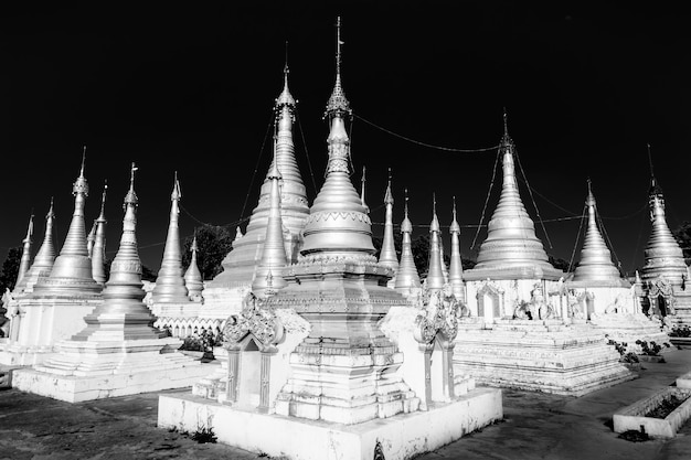 Antico tempio vicino alla grotta di Pindaya situato vicino alla città di Pindaya Stato Shan Birmania Myanmar Famoso luogo di pellegrinaggio buddista e attrazione turistica girato di notte