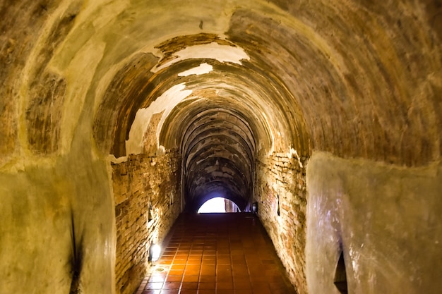 Antico tunnel della pratica del Dharma nel Buddha